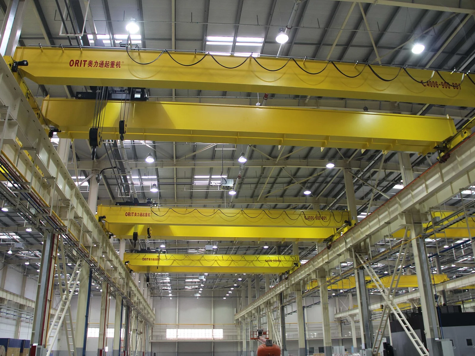 Overhead industrial crane